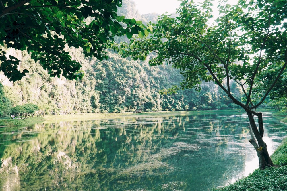 During autumn, the water often appears clearer and bluer than in other seasons